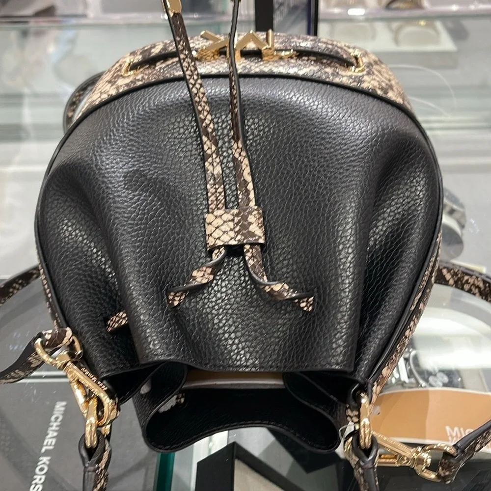 MICHAEL KORS
Reed Md Pebbled Leather Belted Bucket Messenger Satchel Crossbody - Picture 12 of 16